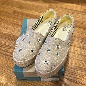 NWT TOMS Valencia Platform Espadrille Embroidered Bees Size 8.5